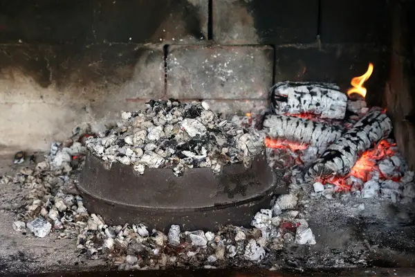 Eine Nahaufnahme Von Brennendem Feuer Kamin Perfekt Für Den Hintergrund — Stockfoto