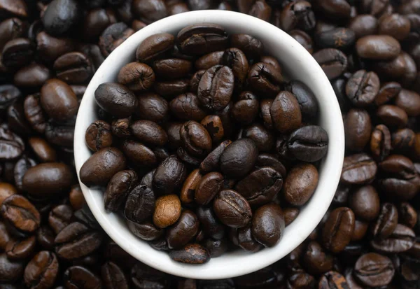 Egy Közelkép Kávébabról Egy Fehér Tálban — Stock Fotó