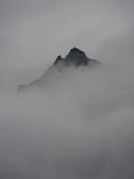 Lovitură Verticală Unui Vârf Munte Ceață — Fotografie, imagine de stoc