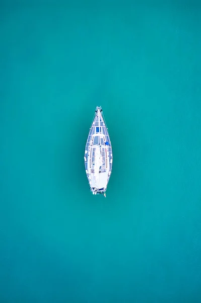 Een Verticaal Oppere Uitzicht Van Een Schip Het Water — Stockfoto