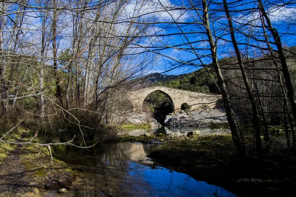 Eine Schöne Aufnahme Einer Alten Steinbogenbrücke Der Nähe Eines Spiegelnden — Stockfoto