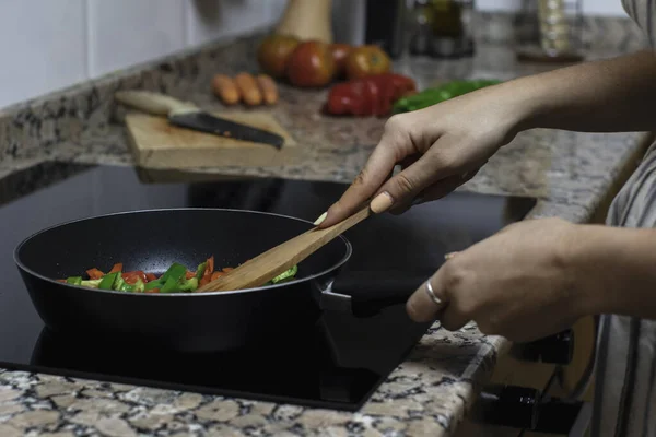 Женщины Готовят Красный Зеленый Перец Сковороде Приготовление Здоровых Овощей Дома — стоковое фото