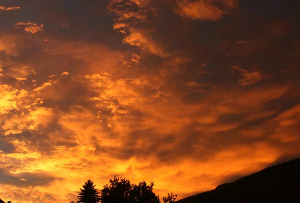 Zapierający Dech Piersiach Widok Pięknych Czerwonych Pomarańczowych Chmur Niebie Zachodu — Zdjęcie stockowe