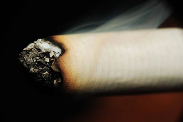 Eine Nahaufnahme Einer Brennenden Zigarette — Stockfoto