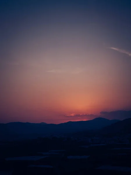 Tiro Vertical Silhuetas Colina Durante Pôr Sol Nerja Espanha Perfeito — Fotografia de Stock