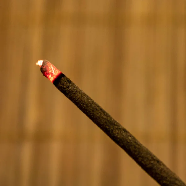 Tiro Foco Seletivo Uma Vara Incenso Brilhante Contra Fundo Marrom — Fotografia de Stock