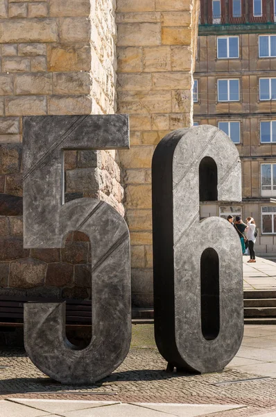 Poznan Polonia Abr 2017 Escultura Número Frente Museo Histórico — Foto de Stock