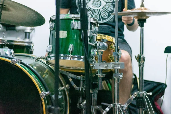 Eine Selektive Fokusaufnahme Eines Schlagzeugers Der Studio Schlagzeug Spielt — Stockfoto