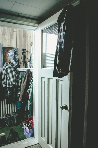 Chaqueta Leñador Colgando Una Puerta Luz Mañana — Foto de Stock