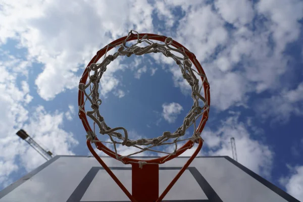 Tiro Ângulo Baixo Anel Basquete Contra Céu Nublado — Fotografia de Stock