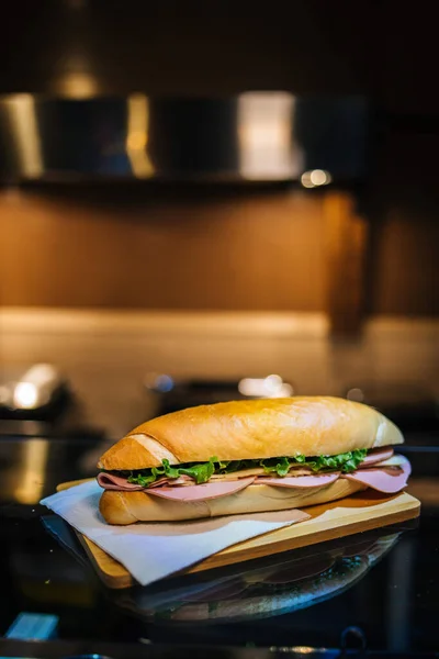 おいしいサンドイッチの縦型のクローズアップショット — ストック写真