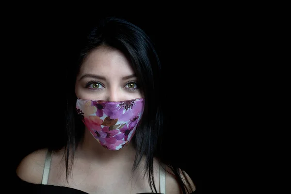 Una Donna Caucasica Che Indossa Una Maschera Colorata Concetto Coronavirus — Foto Stock