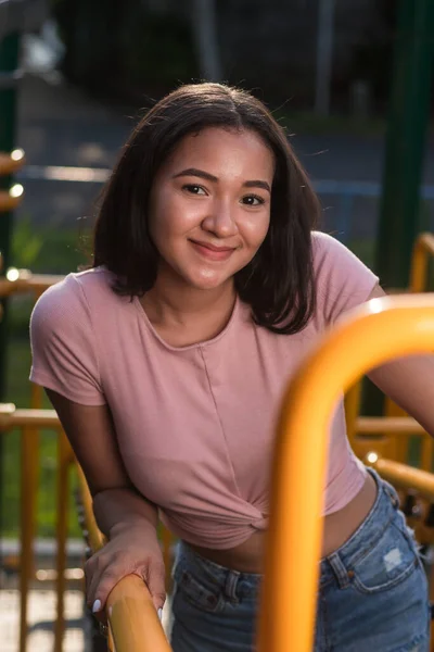 Çocuk Parkındaki Latin Bir Genç Bayanın Dikey Ayyaşı — Stok fotoğraf