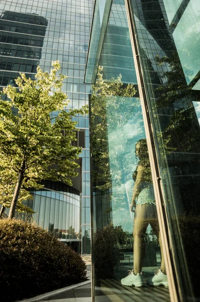 Reflejo Una Atractiva Hembra Sexy Una Ventana Vidrio Edificio Gran — Foto de Stock