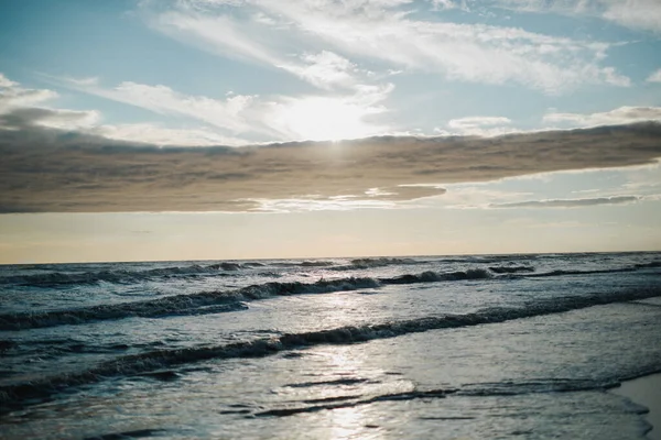 Прекрасний Знімок Сонця Сяє Хмарою Над Морем — стокове фото