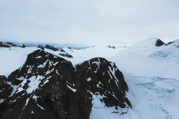 Uma Paisagem Com Montanhas Cobertas Neve Alasca — Fotografia de Stock