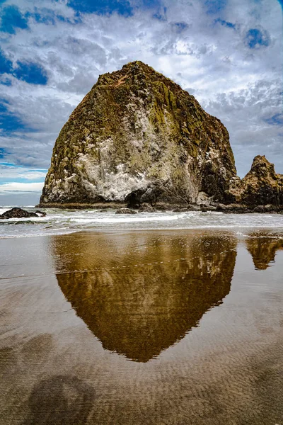 Afbeelding Toont Beroemde Haystack Rock Een Zee Stapel Aan Kust — Stockfoto