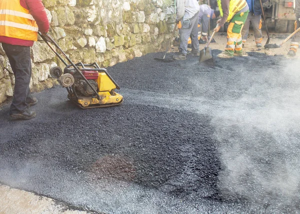 Una Gran Cantidad Trabajadores Construcción Trabajando Haciendo Camino Asfalto Mini — Foto de Stock