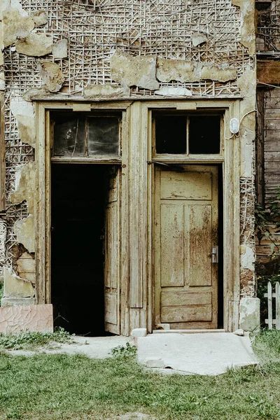 Edificio Abandonado Con Paredes Grunge Puertas Viejas — Foto de Stock