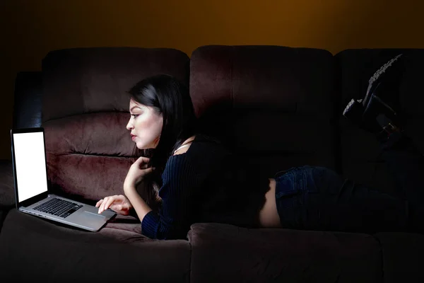 Uma Jovem Mulher Caucasiana Trabalhando Com Laptop — Fotografia de Stock