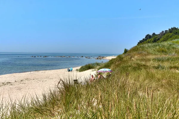 Bakkerne Bornholm Island Denmark 2019年6月26日 バッカーンのバルト海のビーチで過ごす観光客 — ストック写真