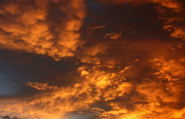 夕日の空に美しい赤とオレンジの雲の息をのむような景色 — ストック写真
