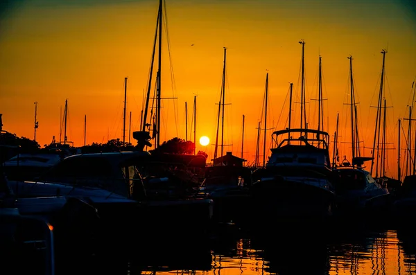 Eine Schöne Aufnahme Von Booten Hafen Bei Sonnenuntergang — Stockfoto