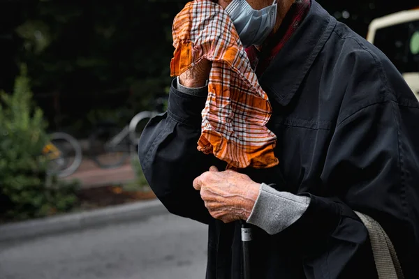 코로나 바이러스가 유행하는 노인이 손수건으로 얼굴을 모습을 클로즈업 초점으로 — 스톡 사진