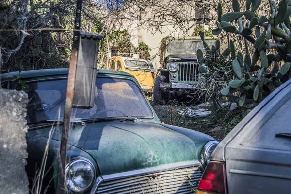 Парковка Великою Кількістю Старих Покинутих Автомобілів — стокове фото
