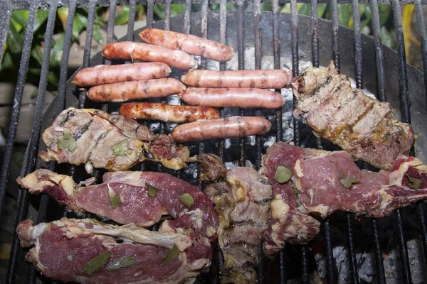 Tiro Alto Ângulo Carnes Salsichas Uma Panela Grelhar — Fotografia de Stock
