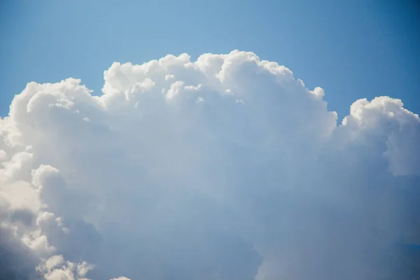 Sebuah Gambar Indah Lembut Berbulu Awan Langit Biru Sempurna Untuk — Stok Foto