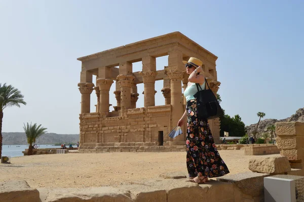 Młoda Turystka Ciesząca Się Widokiem Świątyni Isis Egipcie — Zdjęcie stockowe