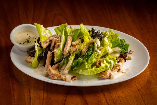 Tiro Close Uma Salada César Com Molho — Fotografia de Stock