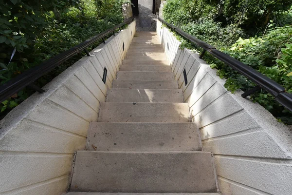 Tiro Ângulo Alto Escadas Brancas Saindo Jardim — Fotografia de Stock