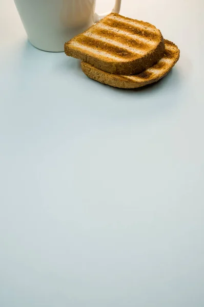 Vertikal Bild Kopp Kaffe Och Rostat Bröd Vit Yta — Stockfoto