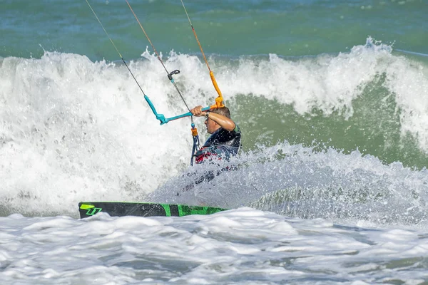 Burgas Bulharsko Srpna 2020 Extrémní Kitesurfing Spousta Adrenalinu Pláži Freestyle — Stock fotografie