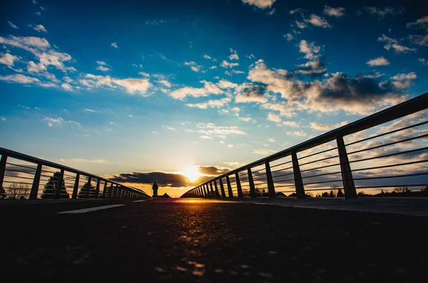 Egy Gyönyörű Felvétel Egy Modern Hídról Naplementekor — Stock Fotó