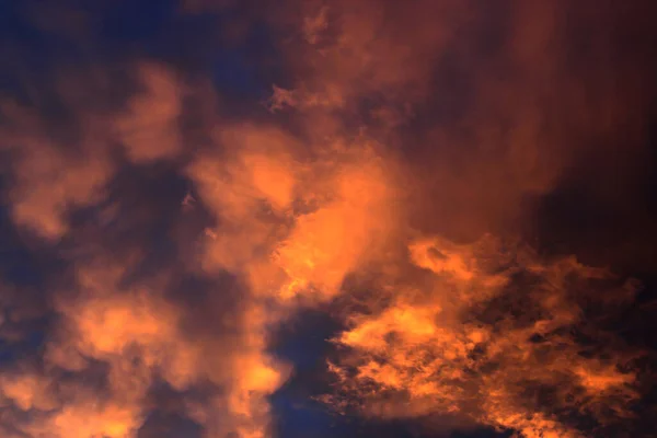 Hisnande Utsikt Över Vackra Röda Och Orange Moln Solnedgången Himlen — Stockfoto