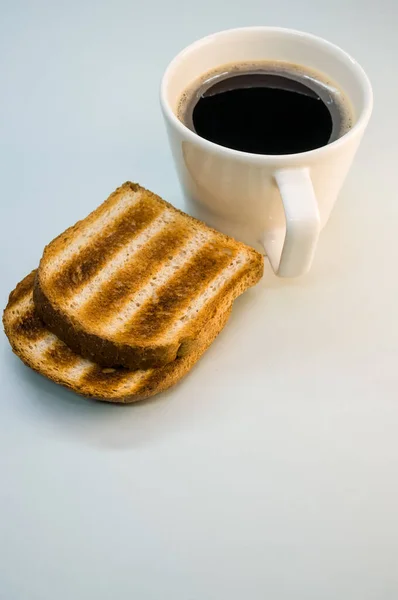 Vertikal Bild Kopp Kaffe Och Rostat Bröd Vit Yta — Stockfoto