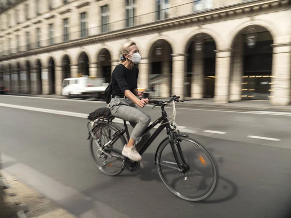 프랑스 Sep 2020 Paris France September 2020 사람들이 자전거나 스쿠터를 — 스톡 사진