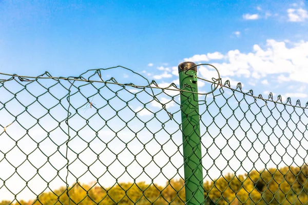 Vas Zöld Festett Kerítés Alatt Felhős Kék — Stock Fotó