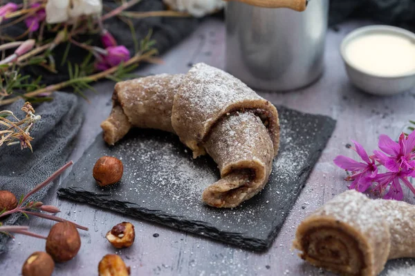 Detailní Záběr Syrové Veganské Rolky Lískových Oříšků Fialovém Grunge Stolku — Stock fotografie