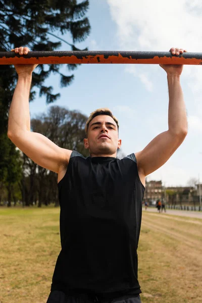 Tiro Vertical Homem Caucasiano Fazendo Flexões Parque — Fotografia de Stock