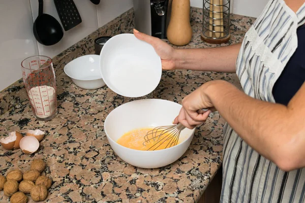 Una Hembra Preparando Ingredientes Para Hornear Pastel — Foto de Stock