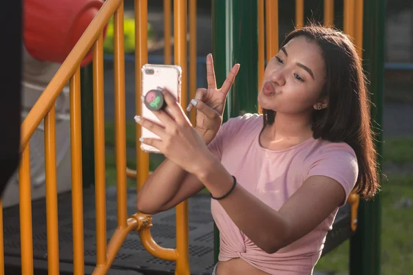 Latin Bir Kadın Ördek Suratlıyla Selfie Çekiyor — Stok fotoğraf