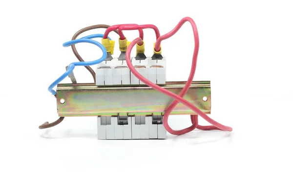 白い背景に絶縁された接続を持つ使用されていない電気パネルのクローズアップショット — ストック写真