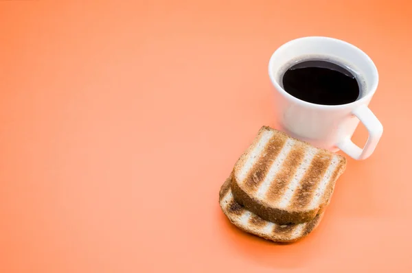 Duże Ujęcie Kąta Filiżanki Kawy Toastów Pomarańczowej Powierzchni — Zdjęcie stockowe