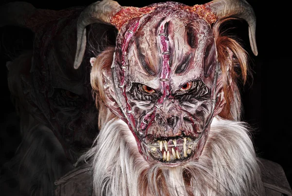 Person Som Bär Fruktansvärd Krampus Mask — Stockfoto