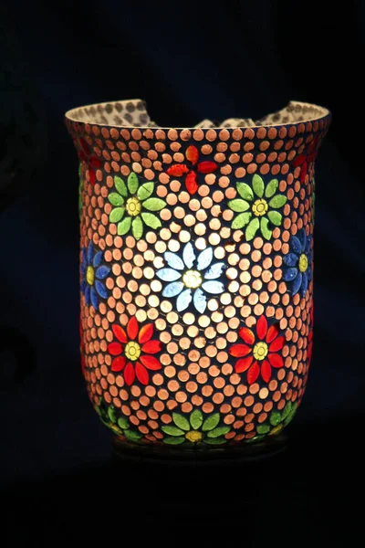 Svislý Záběr Ornamentální Vázy Modrozelenými Červenými Květy — Stock fotografie