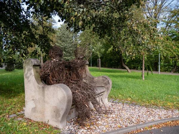 Skulpturer Trä Kvistar Mänskliga Figurer Sitter Parkbänk Ett Träd Begreppet — Stockfoto